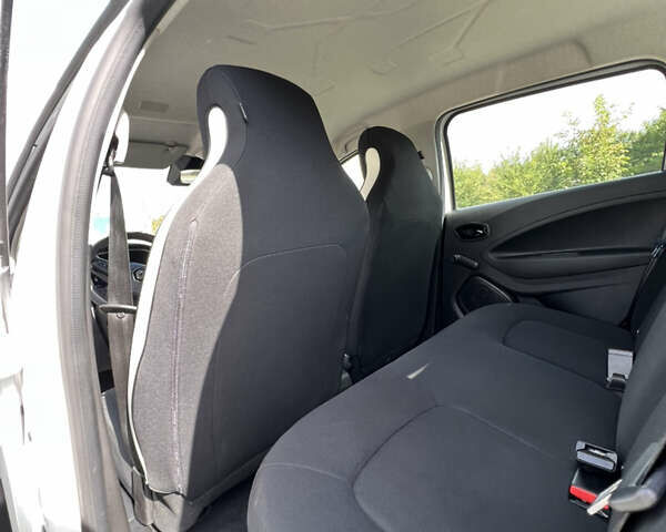 Белый Рено Зое, объемом двигателя 0 л и пробегом 67 тыс. км за 12300 $, фото 13 на Automoto.ua