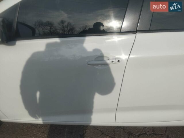 Белый Рено Зое, объемом двигателя 0 л и пробегом 56 тыс. км за 13500 $, фото 5 на Automoto.ua