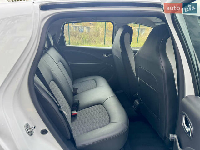Белый Рено Зое, объемом двигателя 0 л и пробегом 70 тыс. км за 12999 $, фото 25 на Automoto.ua