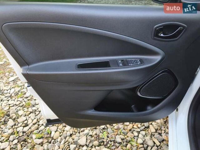 Белый Рено Зое, объемом двигателя 0 л и пробегом 98 тыс. км за 10950 $, фото 27 на Automoto.ua