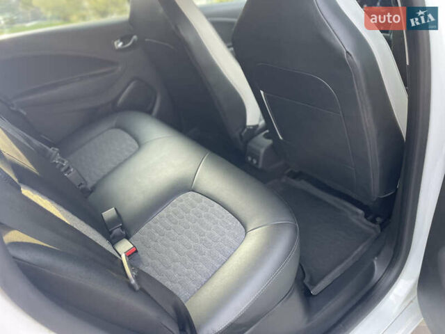 Белый Рено Зое, объемом двигателя 0 л и пробегом 106 тыс. км за 12299 $, фото 27 на Automoto.ua