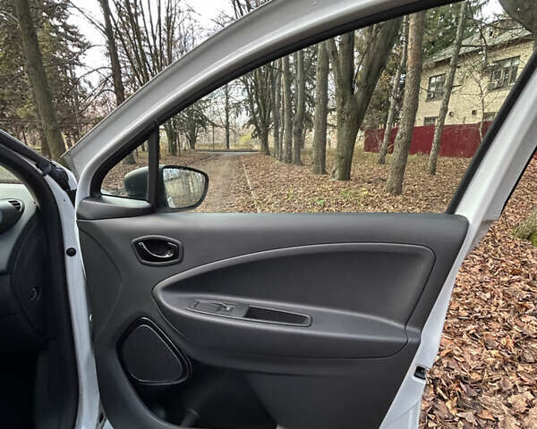 Белый Рено Зое, объемом двигателя 0 л и пробегом 52 тыс. км за 11590 $, фото 14 на Automoto.ua