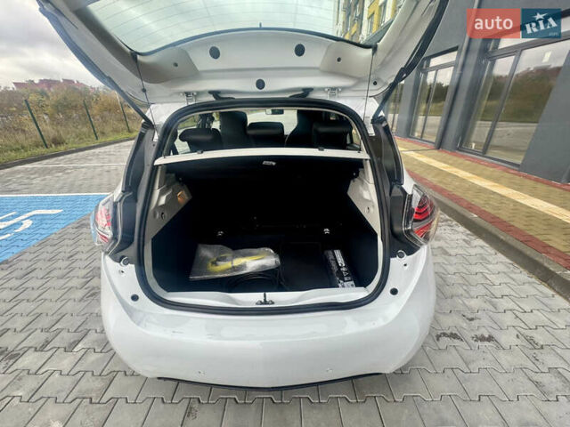 Белый Рено Зое, объемом двигателя 0 л и пробегом 70 тыс. км за 12999 $, фото 11 на Automoto.ua