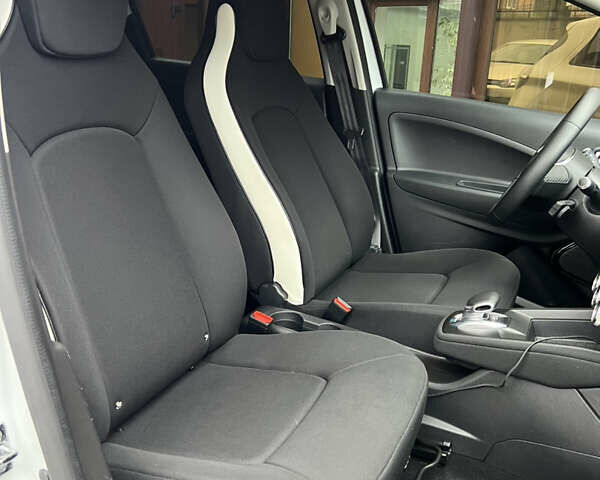 Белый Рено Зое, объемом двигателя 0 л и пробегом 31 тыс. км за 11999 $, фото 48 на Automoto.ua