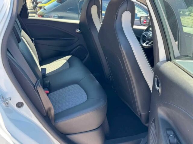 Белый Рено Зое, объемом двигателя 0 л и пробегом 44 тыс. км за 8000 $, фото 8 на Automoto.ua