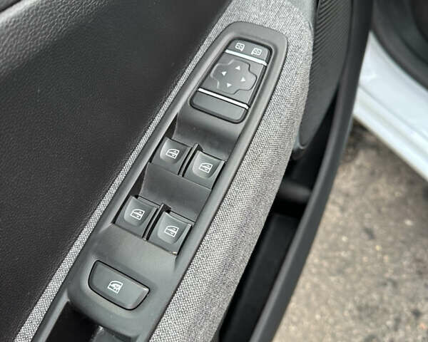 Білий Рено Зое, об'ємом двигуна 0 л та пробігом 36 тис. км за 12400 $, фото 31 на Automoto.ua