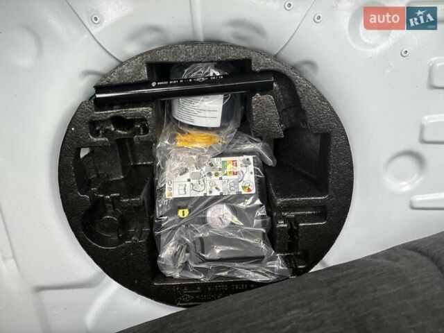 Белый Рено Зое, объемом двигателя 0 л и пробегом 39 тыс. км за 12300 $, фото 26 на Automoto.ua
