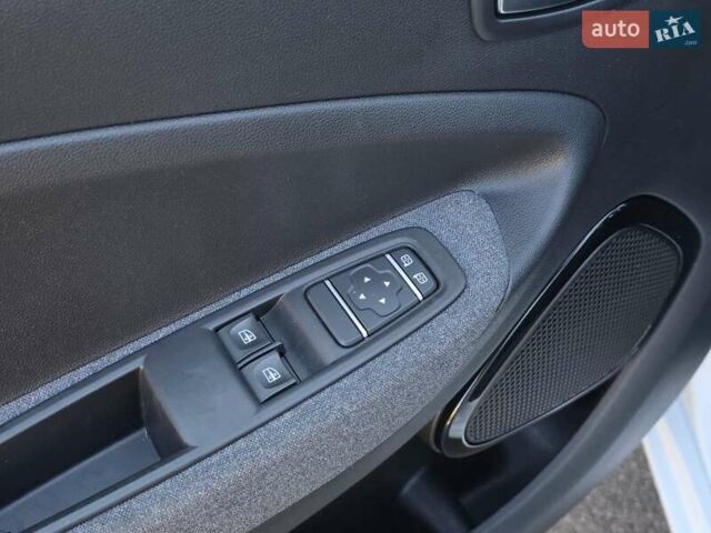 Белый Рено Зое, объемом двигателя 0 л и пробегом 85 тыс. км за 12999 $, фото 40 на Automoto.ua