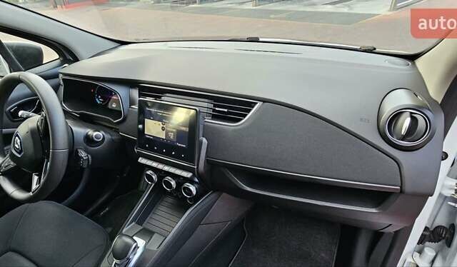 Белый Рено Зое, объемом двигателя 0 л и пробегом 85 тыс. км за 11999 $, фото 12 на Automoto.ua