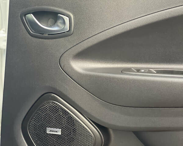 Белый Рено Зое, объемом двигателя 0 л и пробегом 90 тыс. км за 13750 $, фото 13 на Automoto.ua