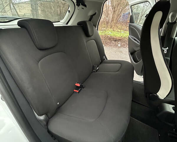 Белый Рено Зое, объемом двигателя 0 л и пробегом 58 тыс. км за 11780 $, фото 14 на Automoto.ua