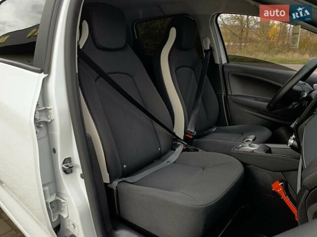 Белый Рено Зое, объемом двигателя 0 л и пробегом 44 тыс. км за 12499 $, фото 34 на Automoto.ua