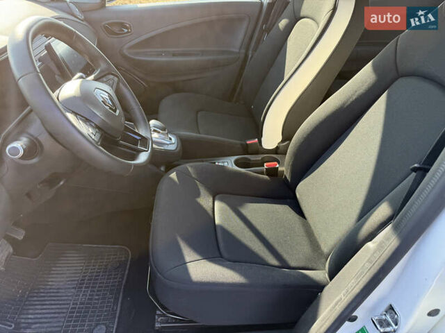 Белый Рено Зое, объемом двигателя 0 л и пробегом 170 тыс. км за 9950 $, фото 13 на Automoto.ua