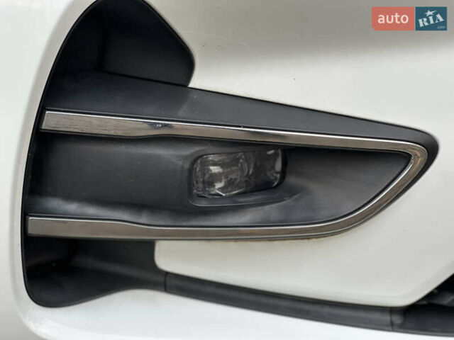 Белый Рено Зое, объемом двигателя 0 л и пробегом 28 тыс. км за 12500 $, фото 43 на Automoto.ua