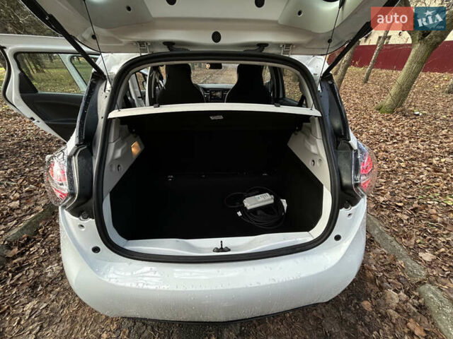 Белый Рено Зое, объемом двигателя 0 л и пробегом 52 тыс. км за 11590 $, фото 12 на Automoto.ua