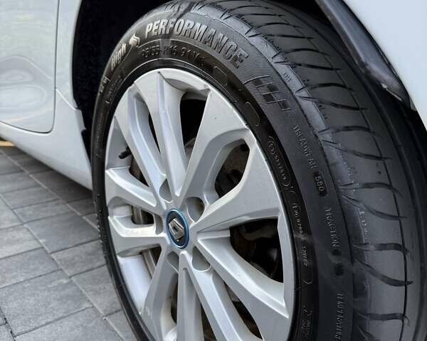 Білий Рено Зое, об'ємом двигуна 0 л та пробігом 70 тис. км за 11800 $, фото 10 на Automoto.ua