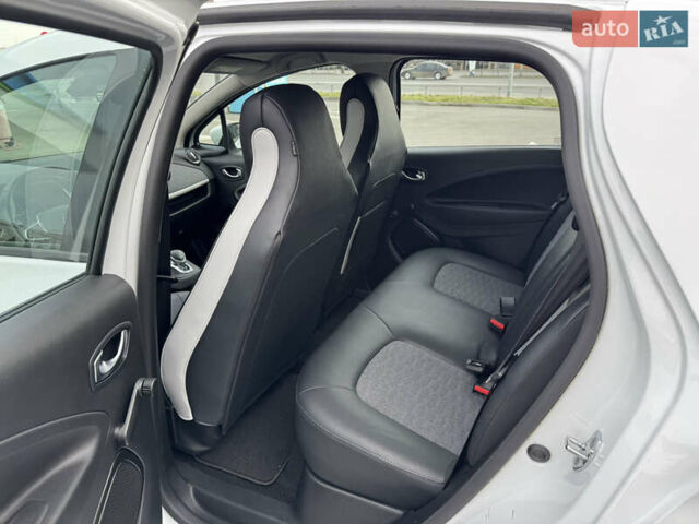 Білий Рено Зое, об'ємом двигуна 0 л та пробігом 84 тис. км за 11999 $, фото 23 на Automoto.ua