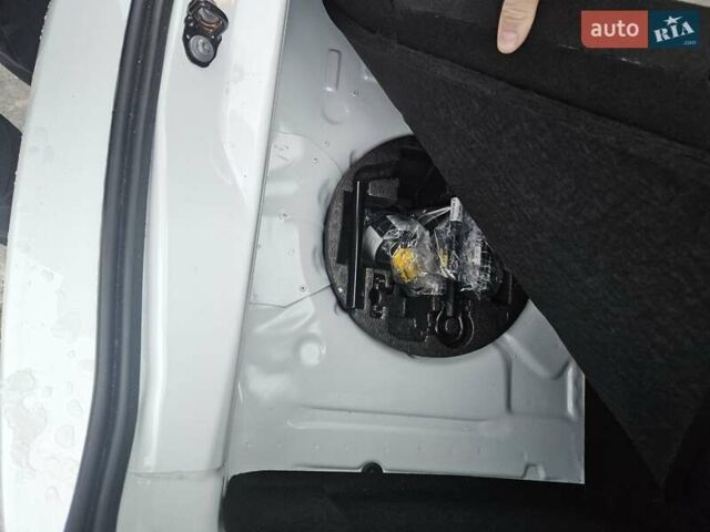 Белый Рено Зое, объемом двигателя 0 л и пробегом 28 тыс. км за 11800 $, фото 29 на Automoto.ua