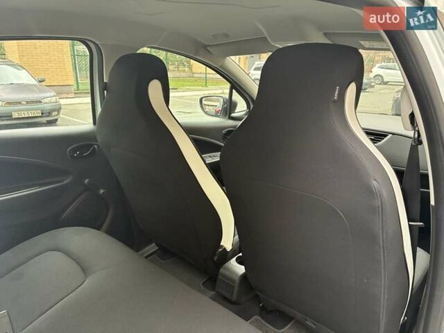Белый Рено Зое, объемом двигателя 0 л и пробегом 39 тыс. км за 12300 $, фото 30 на Automoto.ua