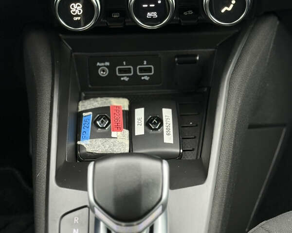 Белый Рено Зое, объемом двигателя 0 л и пробегом 27 тыс. км за 12600 $, фото 11 на Automoto.ua