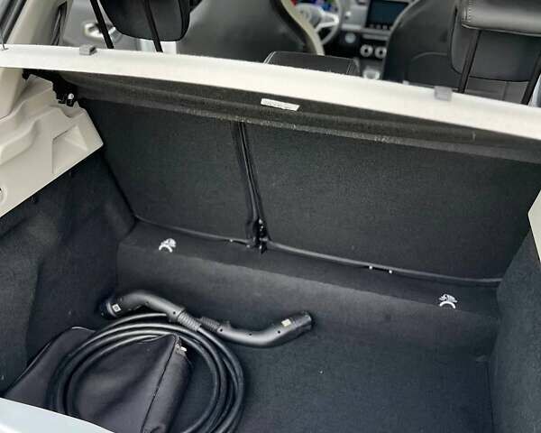 Білий Рено Зое, об'ємом двигуна 0 л та пробігом 20 тис. км за 13000 $, фото 4 на Automoto.ua