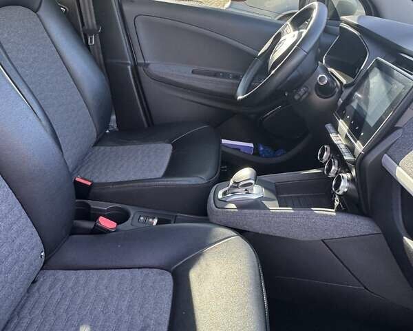 Белый Рено Зое, объемом двигателя 0 л и пробегом 78 тыс. км за 12200 $, фото 6 на Automoto.ua