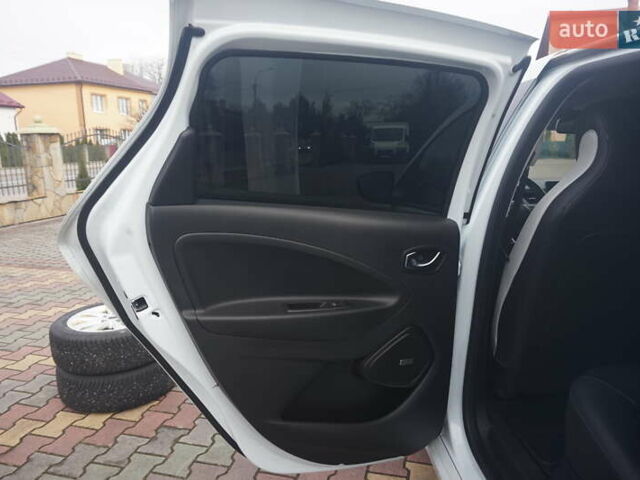 Белый Рено Зое, объемом двигателя 0 л и пробегом 122 тыс. км за 13000 $, фото 47 на Automoto.ua