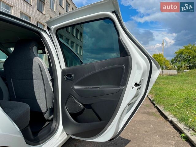 Белый Рено Зое, объемом двигателя 0 л и пробегом 62 тыс. км за 13800 $, фото 28 на Automoto.ua
