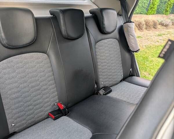 Белый Рено Зое, объемом двигателя 0 л и пробегом 56 тыс. км за 12500 $, фото 10 на Automoto.ua