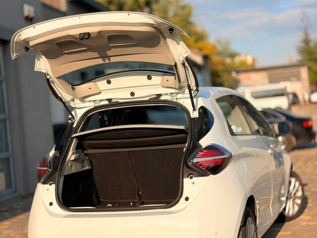 Белый Рено Зое, объемом двигателя 0 л и пробегом 60 тыс. км за 12800 $, фото 21 на Automoto.ua