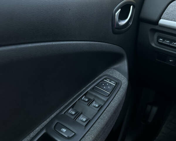 Белый Рено Зое, объемом двигателя 0 л и пробегом 119 тыс. км за 11700 $, фото 9 на Automoto.ua