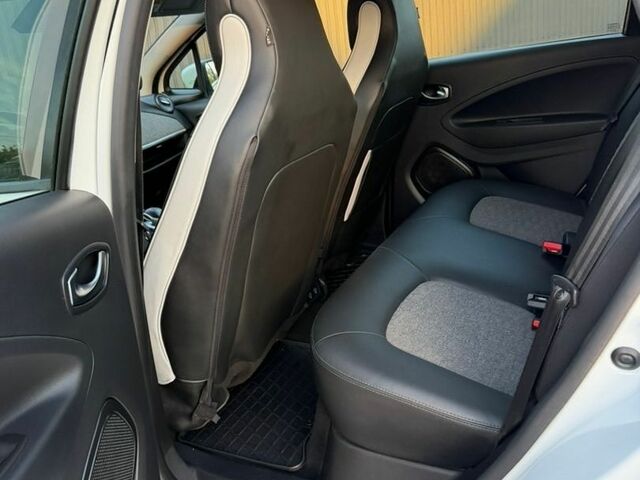 Білий Рено Зое, об'ємом двигуна 0 л та пробігом 130 тис. км за 12999 $, фото 31 на Automoto.ua