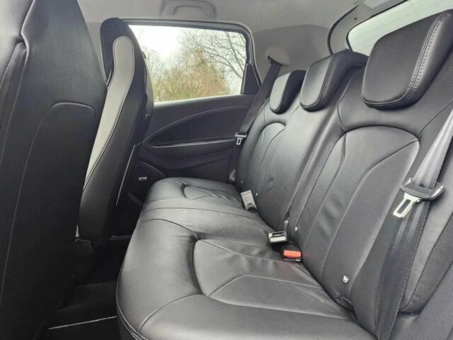 Белый Рено Зое, объемом двигателя 0 л и пробегом 45 тыс. км за 7600 $, фото 9 на Automoto.ua