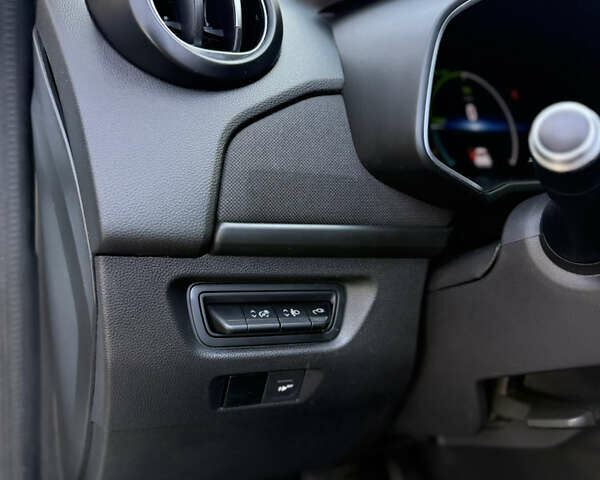 Белый Рено Зое, объемом двигателя 0 л и пробегом 71 тыс. км за 11400 $, фото 63 на Automoto.ua