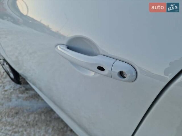Белый Рено Зое, объемом двигателя 0 л и пробегом 120 тыс. км за 12300 $, фото 21 на Automoto.ua