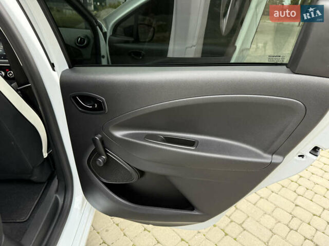 Белый Рено Зое, объемом двигателя 0 л и пробегом 36 тыс. км за 12900 $, фото 29 на Automoto.ua