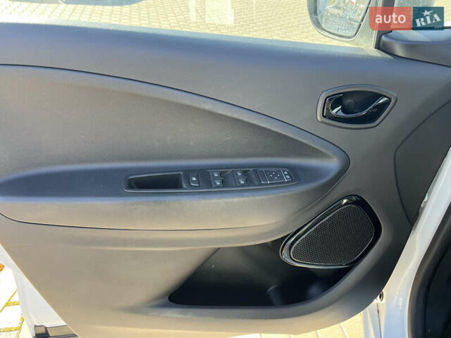 Белый Рено Зое, объемом двигателя 0 л и пробегом 56 тыс. км за 12500 $, фото 9 на Automoto.ua