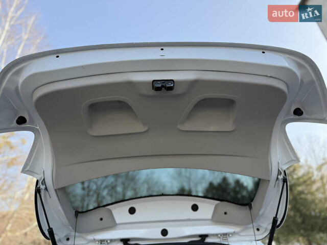 Белый Рено Зое, объемом двигателя 0 л и пробегом 71 тыс. км за 11400 $, фото 80 на Automoto.ua