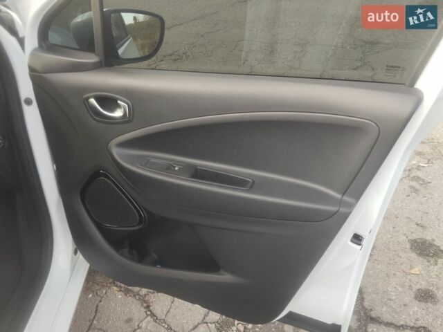 Білий Рено Зое, об'ємом двигуна 0 л та пробігом 50 тис. км за 13700 $, фото 16 на Automoto.ua