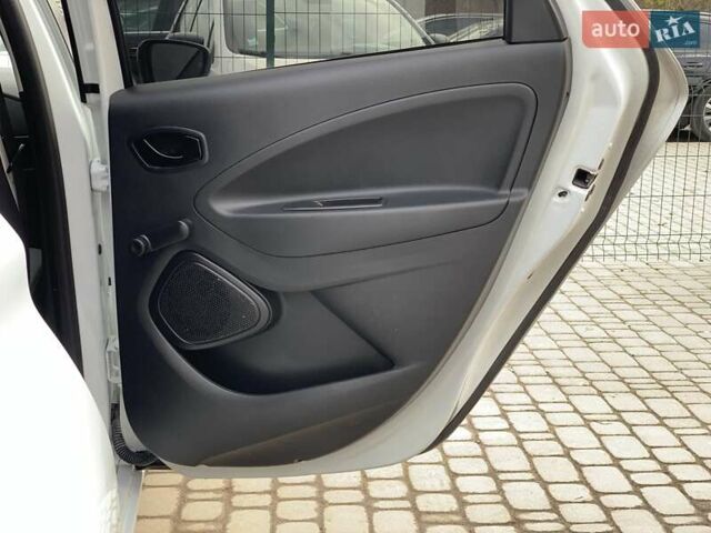 Белый Рено Зое, объемом двигателя 0 л и пробегом 66 тыс. км за 12499 $, фото 29 на Automoto.ua