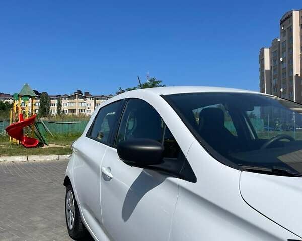 Белый Рено Зое, объемом двигателя 0 л и пробегом 40 тыс. км за 13750 $, фото 21 на Automoto.ua