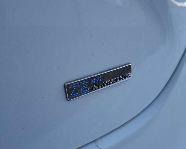 Белый Рено Зое, объемом двигателя 0 л и пробегом 114 тыс. км за 11800 $, фото 16 на Automoto.ua