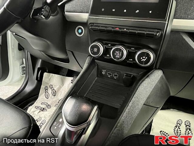 Білий Рено Зое, об'ємом двигуна 0 л та пробігом 8500 тис. км за 11200 $, фото 11 на Automoto.ua