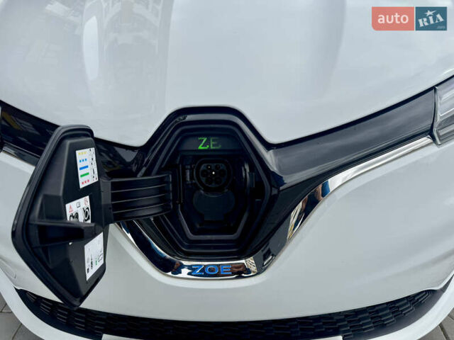 Белый Рено Зое, объемом двигателя 0 л и пробегом 70 тыс. км за 12999 $, фото 33 на Automoto.ua