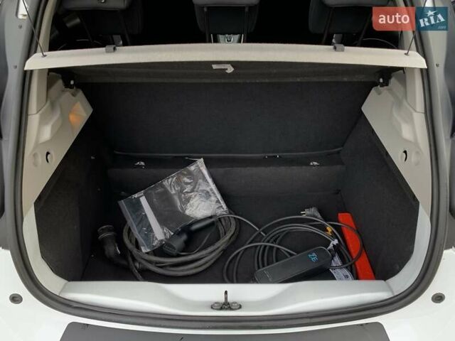 Белый Рено Зое, объемом двигателя 0 л и пробегом 44 тыс. км за 12499 $, фото 28 на Automoto.ua