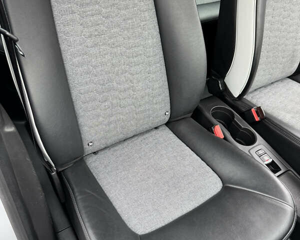 Белый Рено Зое, объемом двигателя 0 л и пробегом 97 тыс. км за 11999 $, фото 44 на Automoto.ua