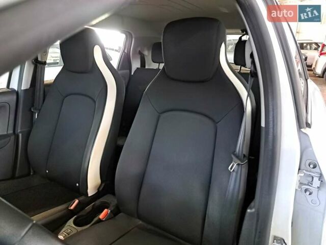 Белый Рено Зое, объемом двигателя 0 л и пробегом 67 тыс. км за 13000 $, фото 9 на Automoto.ua