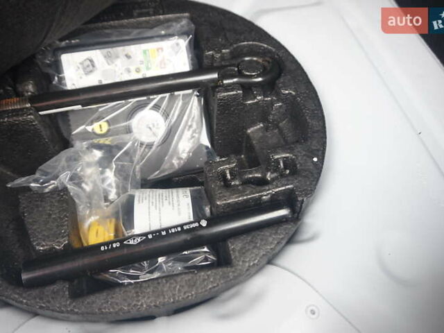 Білий Рено Зое, об'ємом двигуна 0 л та пробігом 141 тис. км за 11111 $, фото 52 на Automoto.ua