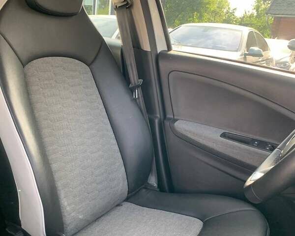 Білий Рено Зое, об'ємом двигуна 0 л та пробігом 114 тис. км за 11999 $, фото 26 на Automoto.ua
