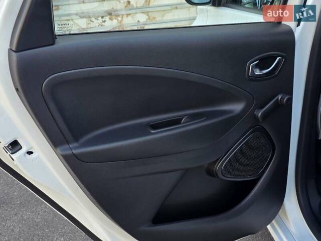 Белый Рено Зое, объемом двигателя 0 л и пробегом 85 тыс. км за 12999 $, фото 23 на Automoto.ua